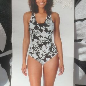 Lands' End Black and White Floral One-Piece Swimsuit XS. Perfect For Summer ⛱️🌞